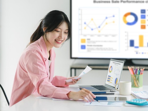 Ilustrasi magang. Program Magang Nasional Kemnaker akan buka batch ketiga, cek syaratnya! Foto: Getty Images/Korrawin