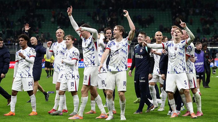 Timnas Norwegia merayakan kelolosan ke Piala Dunia 2026. Foto: Getty Images/Marco Luzzani