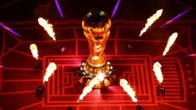 Replika trofi Piala Dunia raksasa di dalam stadion sebelum pertandingan Qatar vs Ekuador di Stadion Al Bayt, Al Khor, Qatar, Minggu (20/11/2022). Foto: Fabrizio Bensch/REUTERS