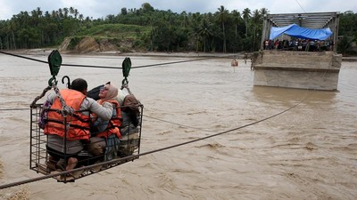 Banjir kepung Sumatra, ratusan warga meninggal dunia. (ANTARA FOTO/IRWANSYAH PUTRA)