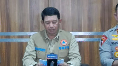Kepala BNPB Suharyanto memberikan keterangan soal update pencarian korban dan penanganan bencana di Sumatera dalam konferensi pers, Jumat (28/11/2025) sore.(Tangkapan Layar YouTube BPNB)