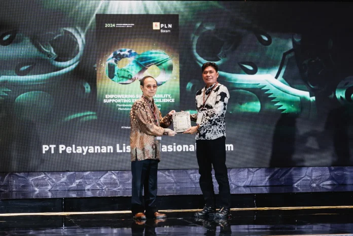 Sekretaris Perusahaan PT PLN Batam, Samsul Bahri, menerima penghargaan "Commendation for the Best Disclosure of Human Capital” dan “Commendation for First Year Participation”, pada ajang Asia Sustainability Reporting Rating (ASRRAT) 2025. (Foto: PLN Batam)
