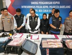 Bawa Uang Rp7,7 M Menuju Singapura, 4 Warga Jakarta Ditangkap di Pelabuhan Harbour Bay