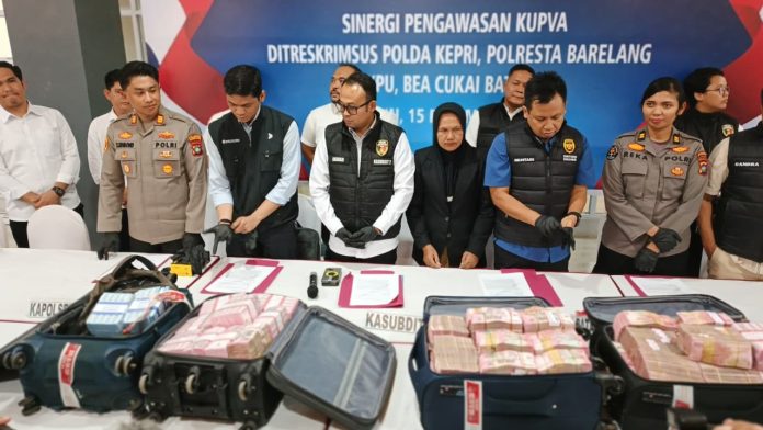 Konferensi pers pengungkapan kasus kepabeanan senilai Rp7, 7 miliar yang dilakukan warga Jakarta di Batam menuju Singapura, Senin (15/12/2025)