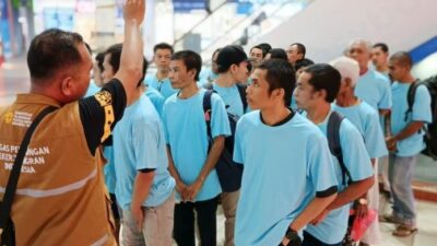 Ratusan PMI ilegal saat tiba di Pelabuhan Internasional Batam Center. Foto: AlurNews.com