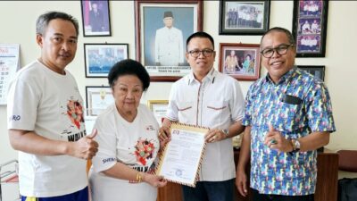 Ketua Badan Pengurus Wilayah (BPW) Kerukunan Keluarga Sulawesi Selatan (KKSS) Provinsi Kepulauan Riau (Kepri), Ady Indra Pawennari (dua dari kanan) bersama Ny Sri Soedarsono.