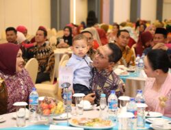 Peringatan Hari Ibu 2025: Amsakar Beri Bunga, Li Claudia Apresiasi Para Ibu lewat Lagu