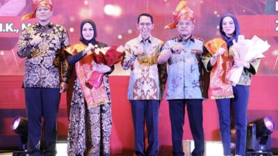 Wali Kota Batam, Amsakar Achmad, bersama Mantan Kapolresta Barelang Kombes Pol Zaenal Arifin serta istri dan Kapolresta Barelang, Kombes Anggoro Wicaksono serta istri saat kenal pamit di Radisson Hotel Batam, Sabtu (27/12/2025) malam. HUMAS DISKOMINFO BATAM