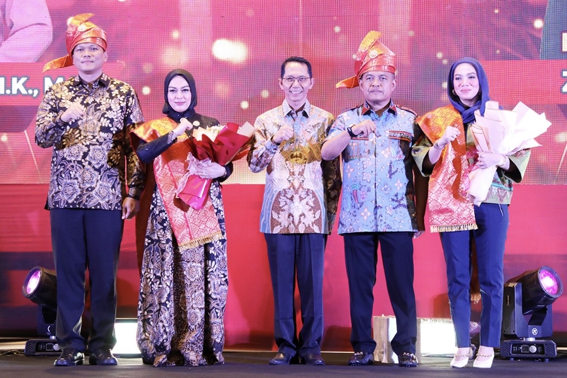 Wali Kota Batam, Amsakar Achmad, bersama Mantan Kapolresta Barelang Kombes Pol Zaenal Arifin serta istri dan Kapolresta Barelang, Kombes Anggoro Wicaksono serta istri saat kenal pamit di Radisson Hotel Batam, Sabtu (27/12/2025) malam. HUMAS DISKOMINFO BATAM