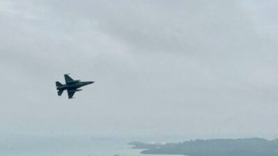 Jet tempur F-16 saat terlihat terbang rendah di Kawasan Batam Center