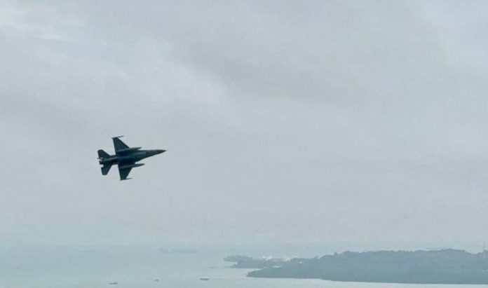 Jet tempur F-16 saat terlihat terbang rendah di Kawasan Batam Center