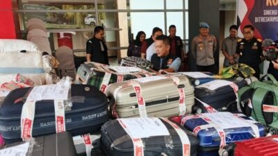 Ratusan koli pakaian bekas dari Singapura diamankan saat masuk ke Batam. Foto: AlurNews.com