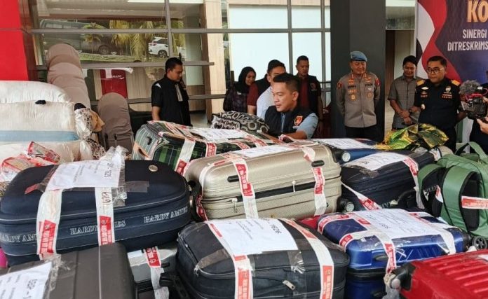 Ratusan koli pakaian bekas dari Singapura diamankan saat masuk ke Batam. Foto: AlurNews.com