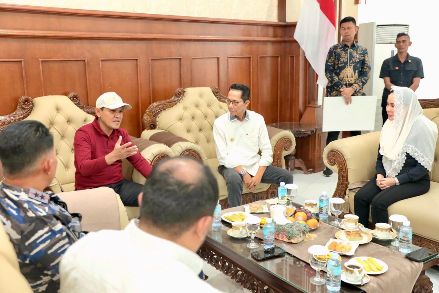 Wali Kota Batam, Amsakar Achmad, bersama Wakil Wali Kota Batam, Li Claudia Chandra, berbincang dengan Wagub Aceh, Fadhlullah, saat penyerahan bantuan di Banda Aceh, Jumat (9/1/2026). HUMAS DISKOMINFO BATAM