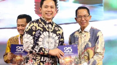 Wali Kota Batam, Amsakar Achmad, menerima buku 25 Praktik Terbaik Pemerintah Kabupaten saat menghadiri Rakernas APKASI XVII di Aston Hotel Batam, Minggu (18/1/2026) malam. HUMAS DISKOMINFO BATAM / DHEO ANANDA PUTRA