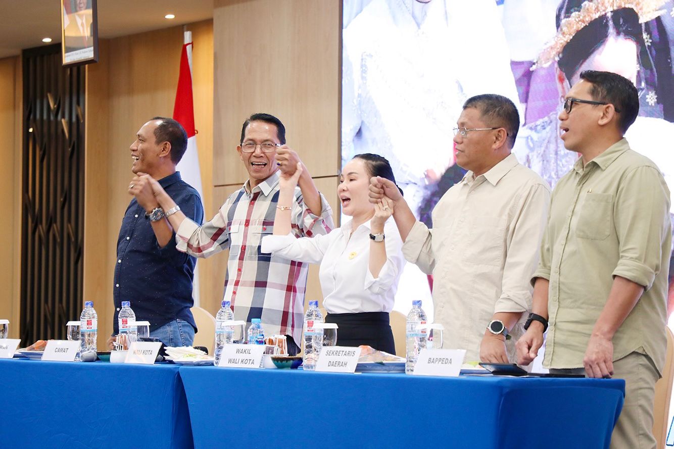 Wali Kota Batam, Amsakar Achmad, bersama Wakil Wali Kota Batam, Li Claudia Chandra, dan sejumlah pejabat Pemko Batam menghadiri Musrenbang Tingkat Kecamatan Lubukbaja di Ballroom Hotel AP Premier, Selasa (27/1/2026) malam. HUMAS DISKOMINFO BATAM
