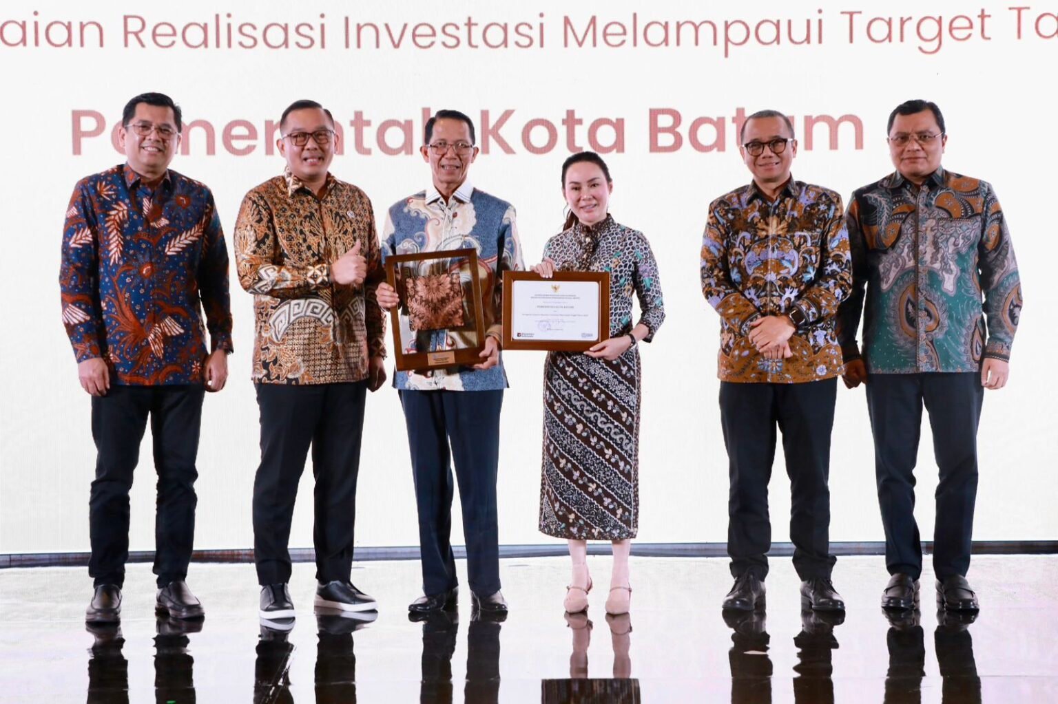 Wali Kota dan Wakil Wali Kota Batam, Amsakar Achmad dan Li Claudia Chandra, menerima penghargaan dari Kementerian Investasi dan Hilirisasi / BKPM saat Batam Investment Gala 2026 di Hotel Marriott Batam, Kamis (29/1/2026) malam. HUMAS DISKOMINFO BATAM