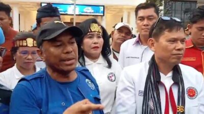 Foto harianSIB.com/Roni Hutahaean Lamsiang Sitompul selaku Ketua Umum HBB, Boydo Panjaitan selaku Ketua GAMKI Kota Medan serta perwakilan delegasi pendemo lainnya saat memberi Keterangan usai pertemuan bersama Walikota Medan.
