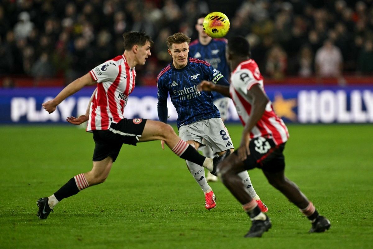 Aksi pada pertandingan Premier League Brentford vs Arsenal berlangsung di GTech Community Stadium pada Jumat (13/2/2026) dini hjari WIB.(AFP/GLYN KIRK)