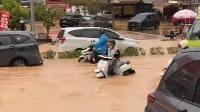 Salah satu pengendara sepeda motor terjebak banjir di jalan Tiban I, Kecamatan Sekupang, Kota Batam
