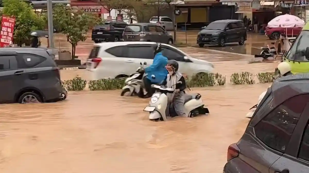 Salah satu pengendara sepeda motor terjebak banjir di jalan Tiban I, Kecamatan Sekupang, Kota Batam