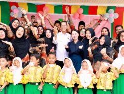 Serahkan KIA di SDN 006, Amsakar-Li Claudia Pastikan Anak Batam Terdata dan Terlindungi