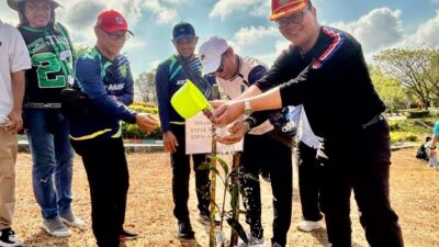 Kepala Diskominfo Batam, Rudi Panjaitan, ikut menanam pohon di Kebun Raya Batam, Nongsa, Sabtu (14/2/2026). Dok DISKOMINFO BATAM