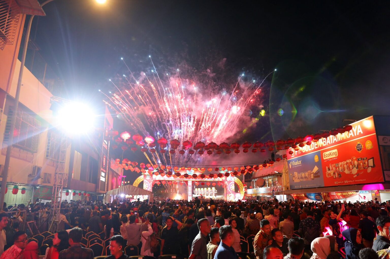 Ribuan warga memadati perayaan Imlek di kawasan Komplek Bumi Indah, Lubukbaja, Batam, Senin (16/2/2026) malam. HUMAS DISKOMINFO BATAM