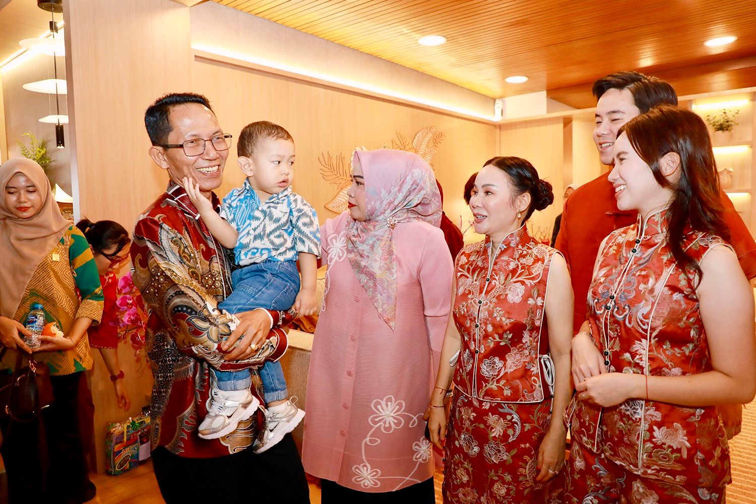 Wali Kota Batam, Amsakar Achmad, bersama keluarga menghadiri perayaan Imlek di kediaman Wakil Wali Kota Batam, Li Claudia Chandra, Selasa (17/2/2026). HUMAS DISKOMINFO BATAM