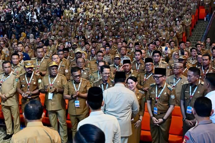 Wali Kota dan Wakil Wali Kota Batam, Amsakar Achmad dan Li Claudia Chandra, menyalami Presiden RI, Prabowo Subianto, di Rakornas 2026, Senin (2/2/2026). Dok SETNEG