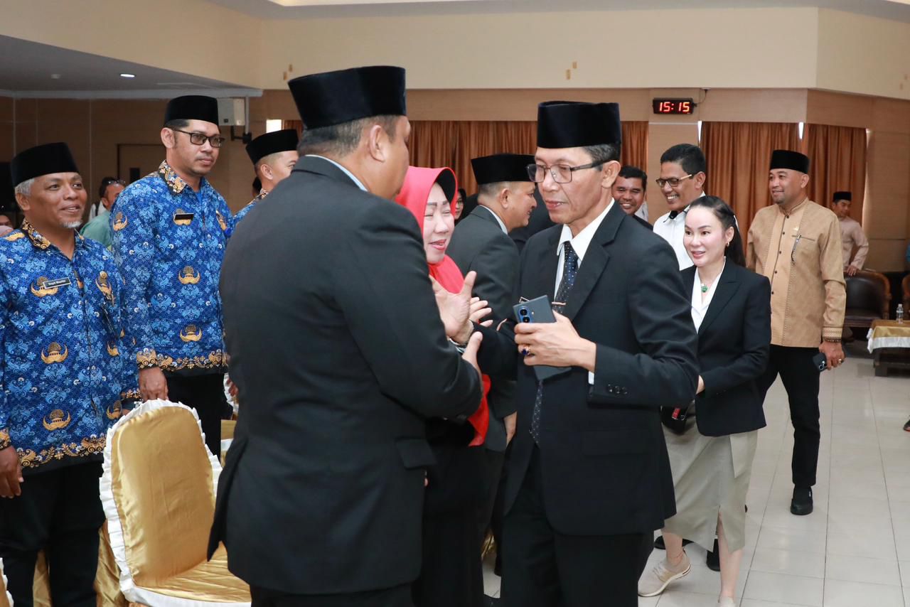 Wali Kota dan Wakil Wali Kota Batam, Amsakar Achmad dan Li Claudia Chandra, menyalami pejabat baru Pemko Batam usai dilantik di Kantor Wali Kota Batam, Jumat (6/2/2026). HUMAS DISKOMINFO BATAM / DHEO ANANDA PUTRA