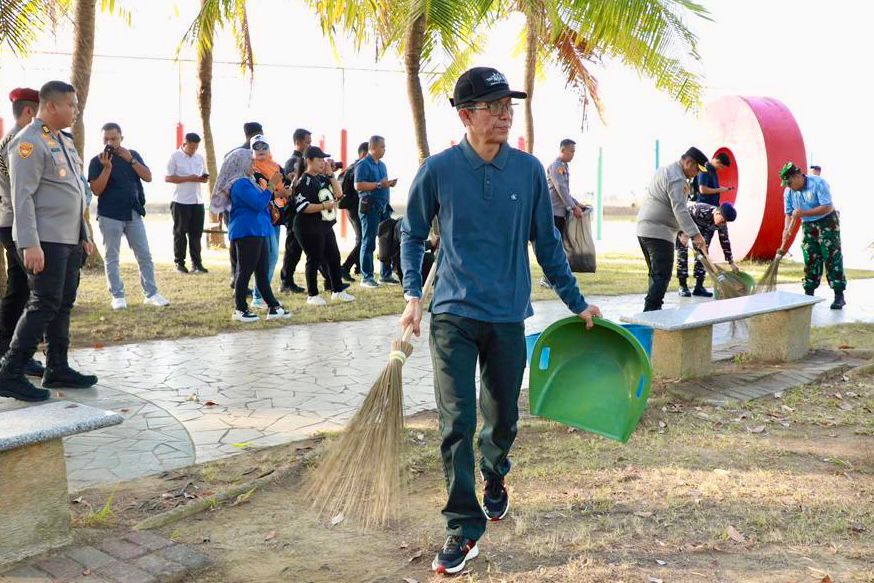 Wali Kota Batam, Amsakar Achmad, ikut gotong royong sebagai dukungan Gerakan Indonesia ASRI di kawasan wisata Pantai Ocarina, Batam Center, Sabtu (7/2/2026). HUMAS DISKOMINFO BATAM
