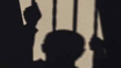 Ilustrasi tersangka. Dittipidsiber Polri menangkap lima tersangka penipuan online dengan modus SMS blast e-tilang palsu. (iStockphoto/Serhii Ivashchuk)