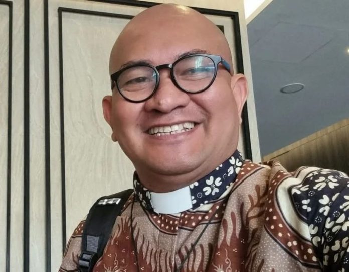 Ketua Komisi Keadilan dan Perdamaian Pastoral Migran dan Perantau (KKPPMP), Chrisanctus Paschalis Saturnus. Foto: Facebook/RD Paschal