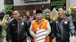 KPK menahan mantan Menag Yaqut di Gedung Merah Putih KPK, Jakarta, Kamis (12/3/2026). Foto: Jonathan Devin/kumparan