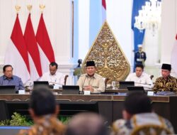 Prabowo Duduk Semeja dengan SBY dan Jokowi dalam Pertemuan di Istana