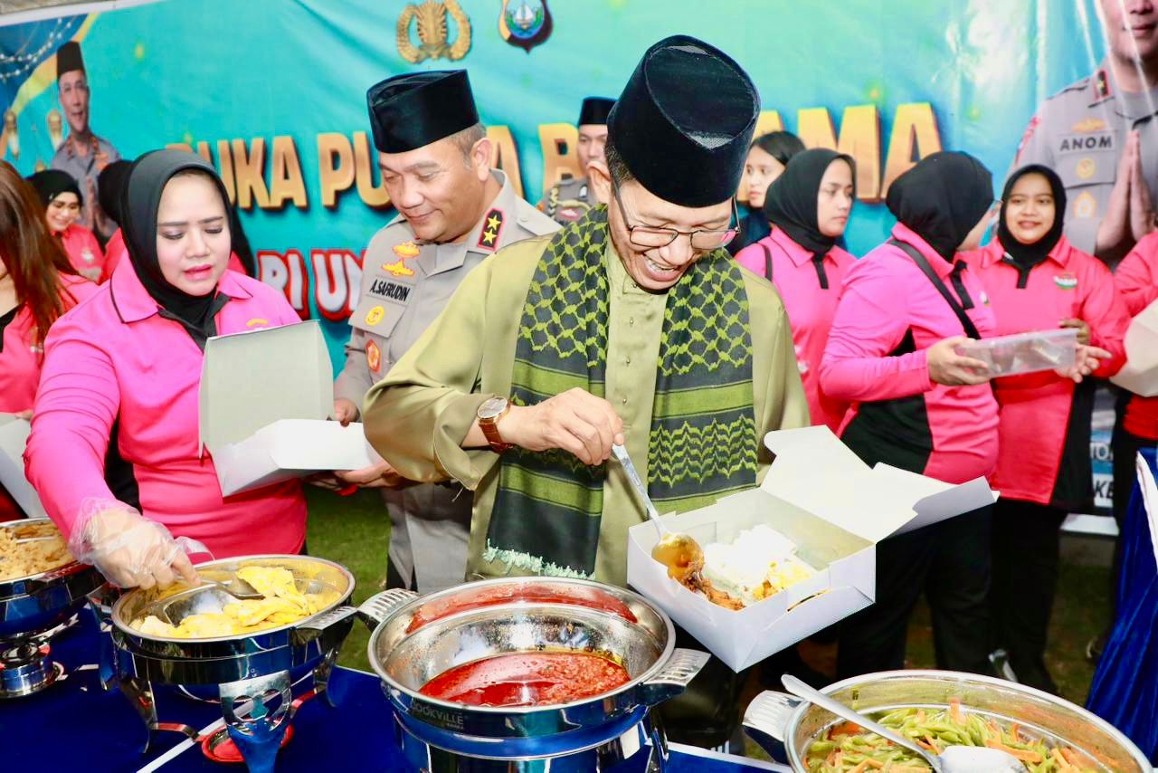 Wali Kota Batam, Amsakar Achmad, bersama Kapolda Kepulauan Riau, Irjen Pol Asep Safrudin, menyajikan santapan berbuka puasa bagi warga di Masjid Al-Fajri, Sembulang, Kecamatan Galang, Selasa (3/3/2026). HUMAS DISKOMINFO BATAM