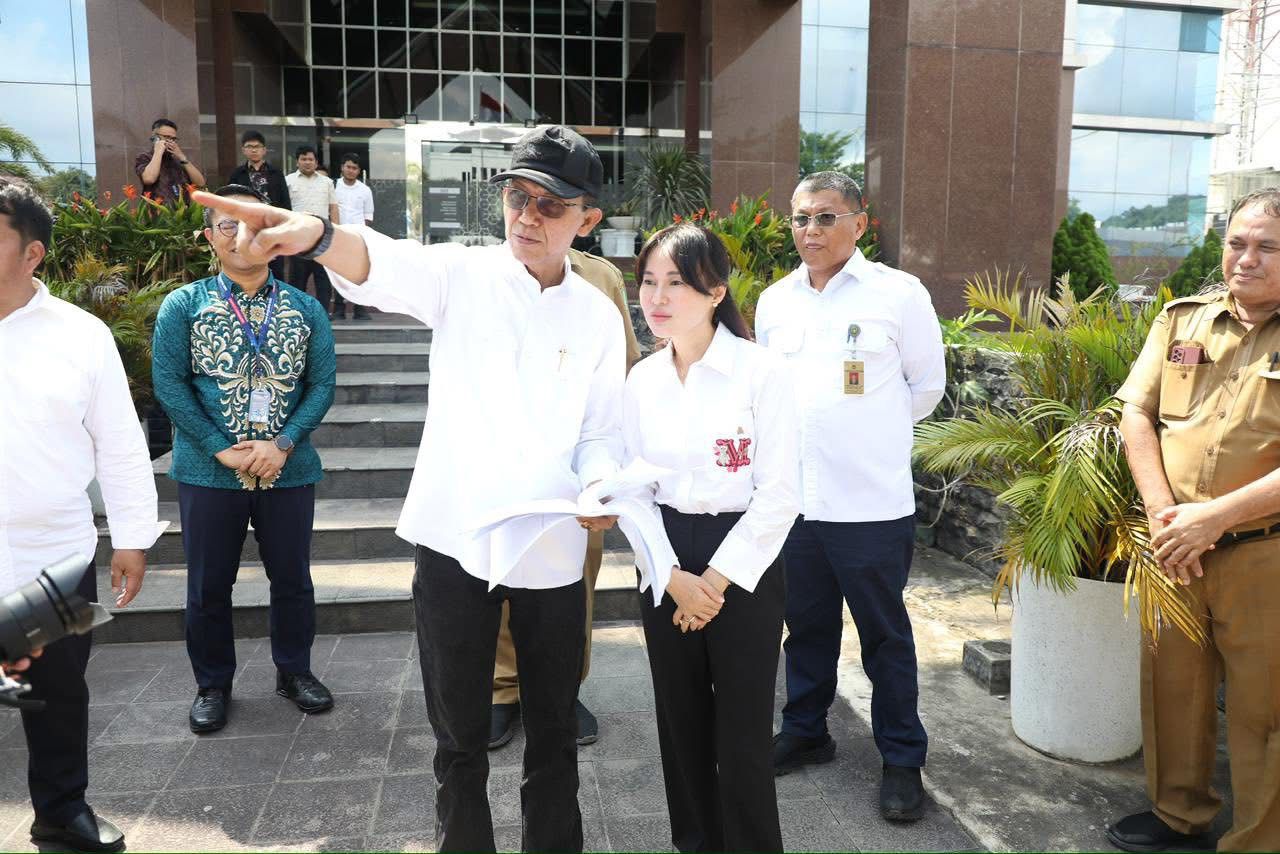 Wali Kota Batam, Amsakar Achmad, bersama Wakil Wali Kota Batam, Li Claudia Chandra, dan Sekda Batam, Firmansyah, belum lama ini. Dok HUMAS DISKOMINFO BATAMWali Kota Batam, Amsakar Achmad, bersama Wakil Wali Kota Batam, Li Claudia Chandra, dan Sekda Batam, Firmansyah, belum lama ini. Dok HUMAS DISKOMINFO BATAM