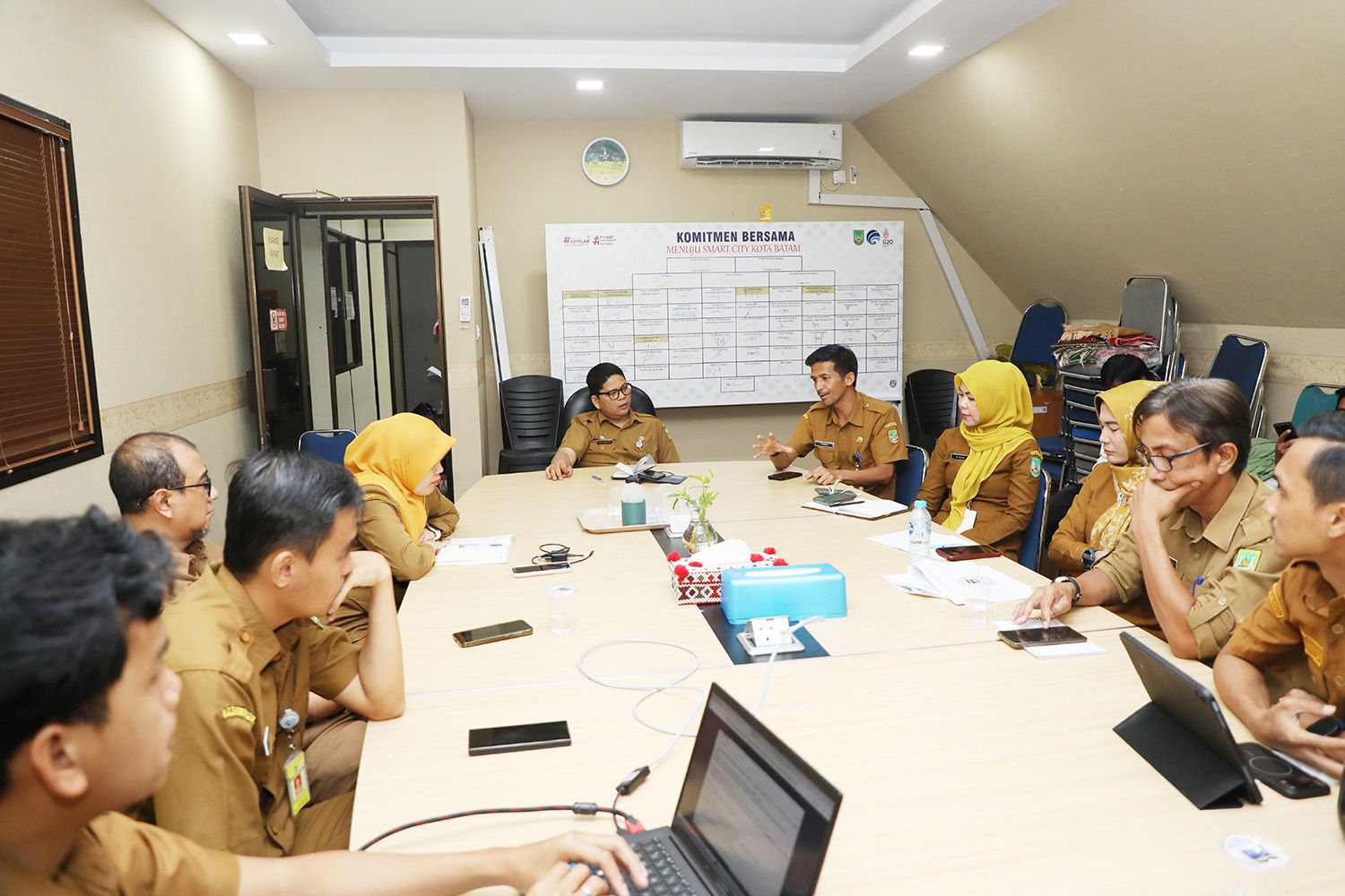 Kepala Diskominfo Batam, Rudi Panjaitan, memimpin rapat bersama Sekdis dan sejumlah Kabid di lingkungan Diskominfo Batam, belum lama ini. Dok HUMAS DISKOMINFO BATAM