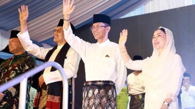 Wali Kota Batam, Amsakar Achmad, bersama Wakil Wali Kota Batam, Li Claudia Chandra, melepas iringan mobil hias saat pawai takbir di Jalan Engku Putri, Jumat (20/3/2026) malam. HUMAS DISKOMINFO BATAM