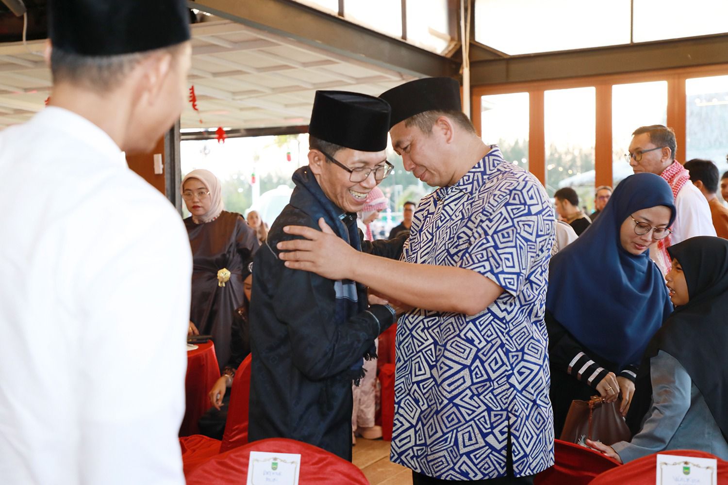 Wali Kota Batam, Amsakar Achmad, bersama Wali Kota Pagar Alam, Ludi Oliansyah, saat menghadiri buka puasa bersama IKAPOLSRI Kepri di Alio Beach Cafe & Restaurant, Bengkong, Minggu (1/3/2026). HUMAS DISKOMINFO BATAMWali Kota Batam, Amsakar Achmad, bersama Wali Kota Pagar Alam, Ludi Oliansyah, saat menghadiri buka puasa bersama IKAPOLSRI Kepri di Alio Beach Cafe & Restaurant, Bengkong, Minggu (1/3/2026). HUMAS DISKOMINFO BATAMWali Kota Batam, Amsakar Achmad, bersama Wali Kota Pagar Alam, Ludi Oliansyah, saat menghadiri buka puasa bersama IKAPOLSRI Kepri di Alio Beach Cafe & Restaurant, Bengkong, Minggu (1/3/2026). HUMAS DISKOMINFO BATAM