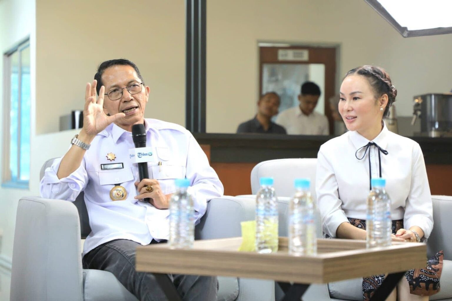 Wali Kota Batam, Amsakar Achmad, bersama Wakil Wali Kota Batam, Li Claudia Chandra. Dok HUMAS DISKOMINFO BATAM