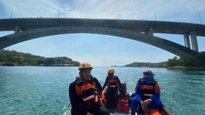 Tim SAR gabungan melakukan pencarian pria yang melompat dari Jembatan 5 Barelang, Senin (23/3/2026). Foto: Humas SAR Tanjungpinang