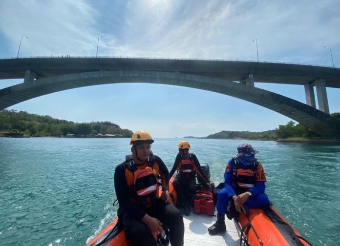 Tim SAR gabungan melakukan pencarian pria yang melompat dari Jembatan 5 Barelang, Senin (23/3/2026). Foto: Humas SAR Tanjungpinang