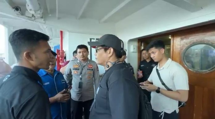Polisi menangkap calo tiket Pelni di kawasan Pelabuhan Batu Ampar Batam.