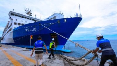 KM Kelud bersandar di Pelabuhan Batuampar, sebelum Natal targetnya dermaga KM Kelud akan dipindah ke Pelabuhan Bintan 99.