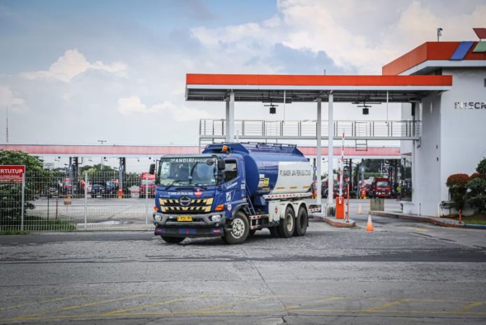 Para pekerja terminal BBM PERTAMINA tetap jaga pasokan energi tetap tersedia selama Ramadan dan Idulfitri 2026. Foto: Dok. Pertamina Sumbagut