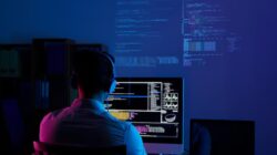 Beberapa zodiak dikenal punya logika tajam dan fokus tinggi, bikin mereka cocok banget jadi programmer. Kamu termasuk salah satunya?(freepik)