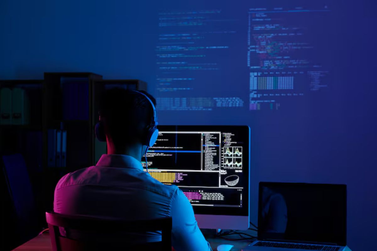 Beberapa zodiak dikenal punya logika tajam dan fokus tinggi, bikin mereka cocok banget jadi programmer. Kamu termasuk salah satunya?(freepik)