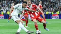 Kylian Mbappe dibayangi Konrad Laimer dalam pertandingan sepak bola leg pertama perempat final Liga Champions antara Real Madrid vs FC Bayern Muenchen di Stadion Santiago Bernabeu di Madrid pada 7 April 2026. (Foto oleh Pierre-Philippe MARCOU / AFP)(AFP/PIERRE-PHILIPPE MARCOU)